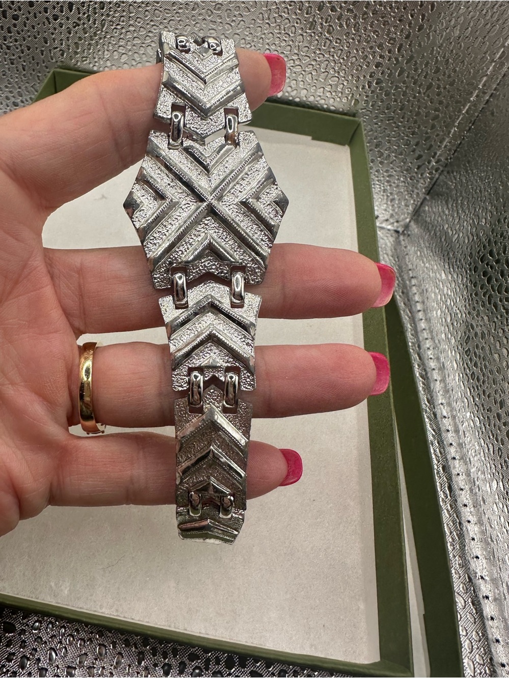 Vintage Sarah Coventry Pyramid Treasures Silver Chevron Panel Link Bracelet 1963